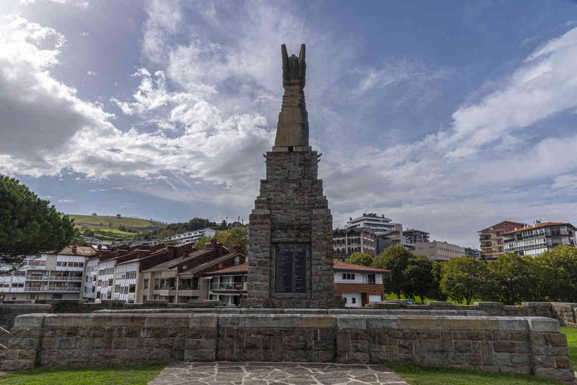 Guipúzcoa - Getaria 19 - monumento a Juan Sebastián Elcano.jpg